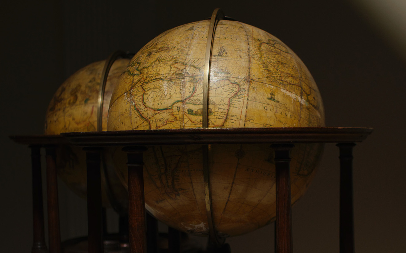 Historisk globeauktion i Charites