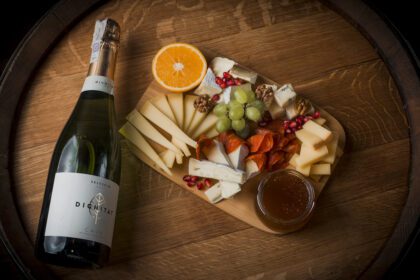 Ostbricka med tillbehör och champagne