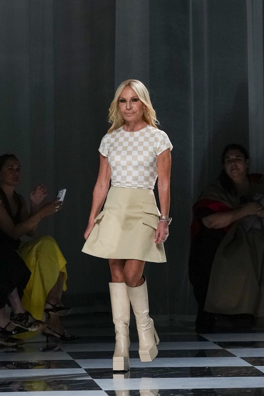 Donatella Versace avgår