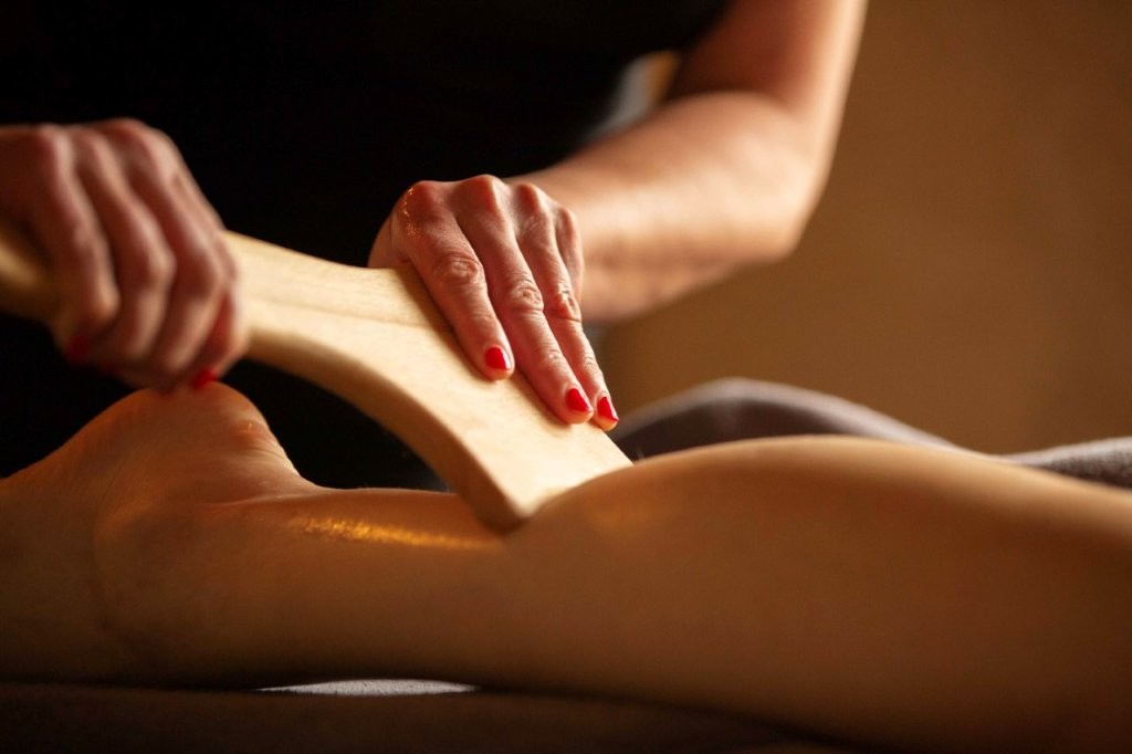 Maderoterapi-behandling i det holistiska spaet p&aring; Manor House Hotel