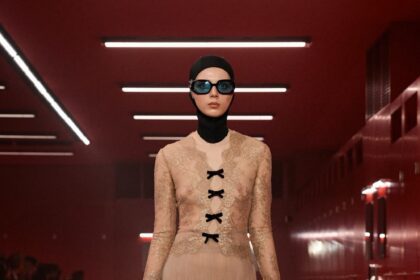 Den senaste Valentino-utställningen leker med intimitet