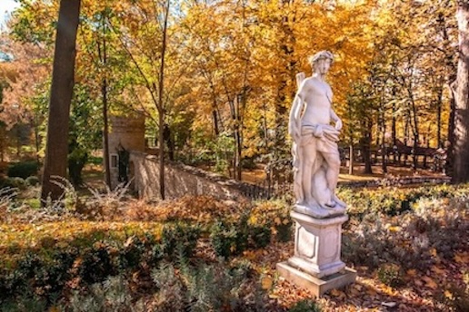 Relikter fr&aring;n det f&ouml;rflutna i Manor House Spa-parken