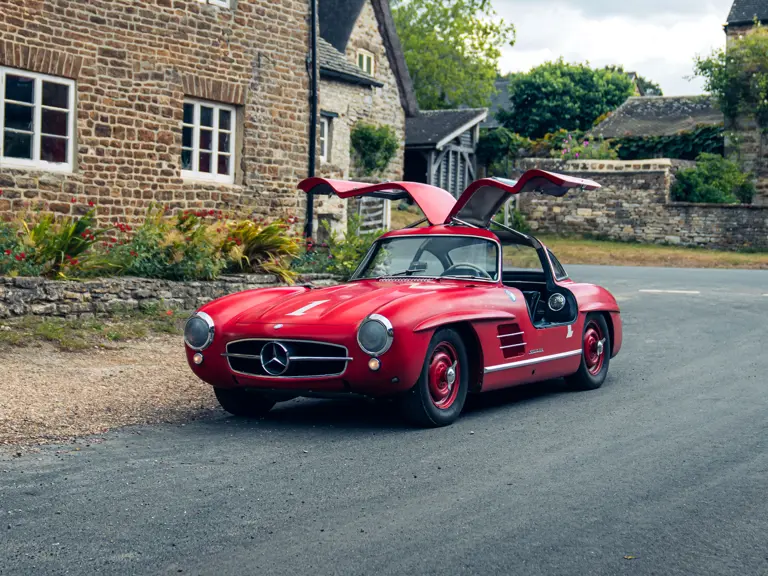 R&ouml;d Mercedes p&aring; auktion