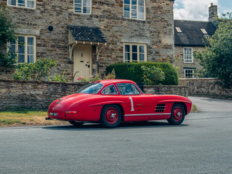 R&ouml;d Mercedes p&aring; auktion1