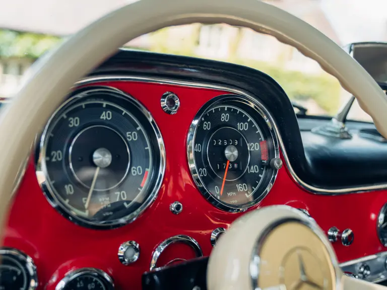 R&ouml;d Mercedes P&aring; Auktion2