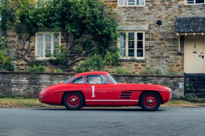 Röd Mercedes på auktion3