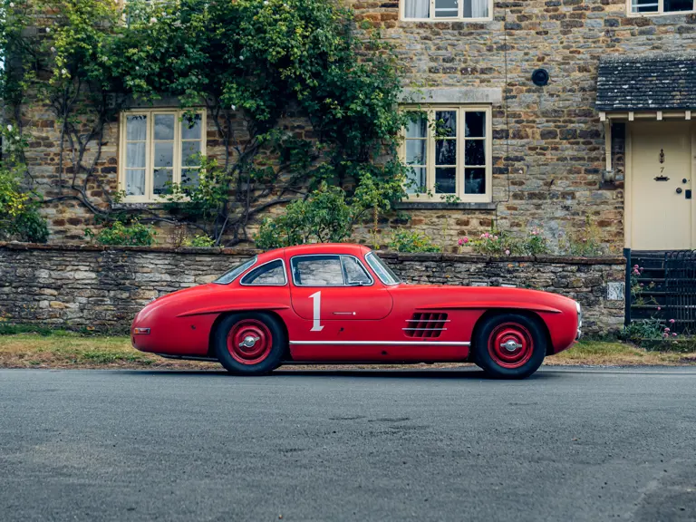 Röd Mercedes på auktion3