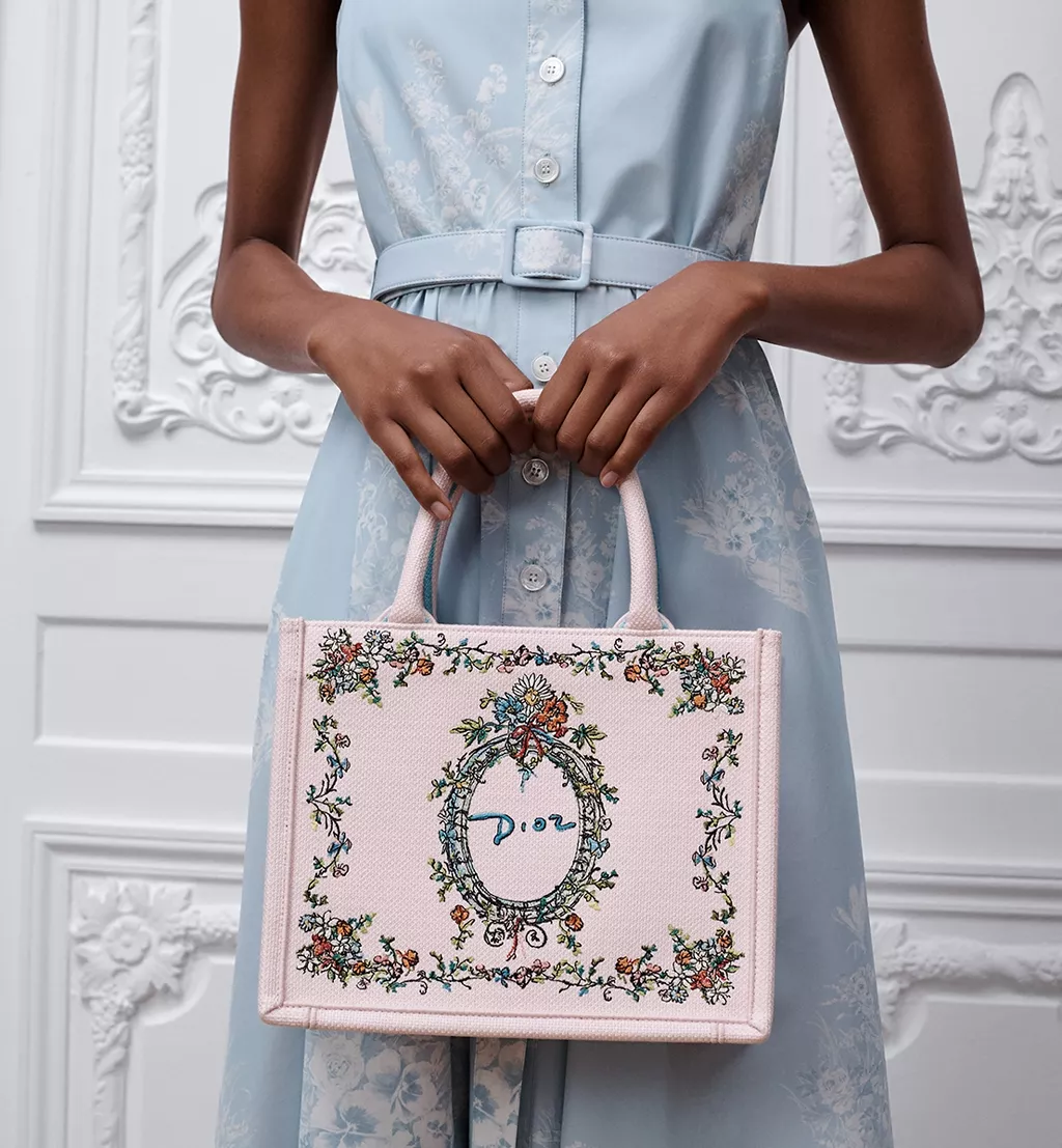 Dior Book Tote N&auml;r en bok blir mode11
