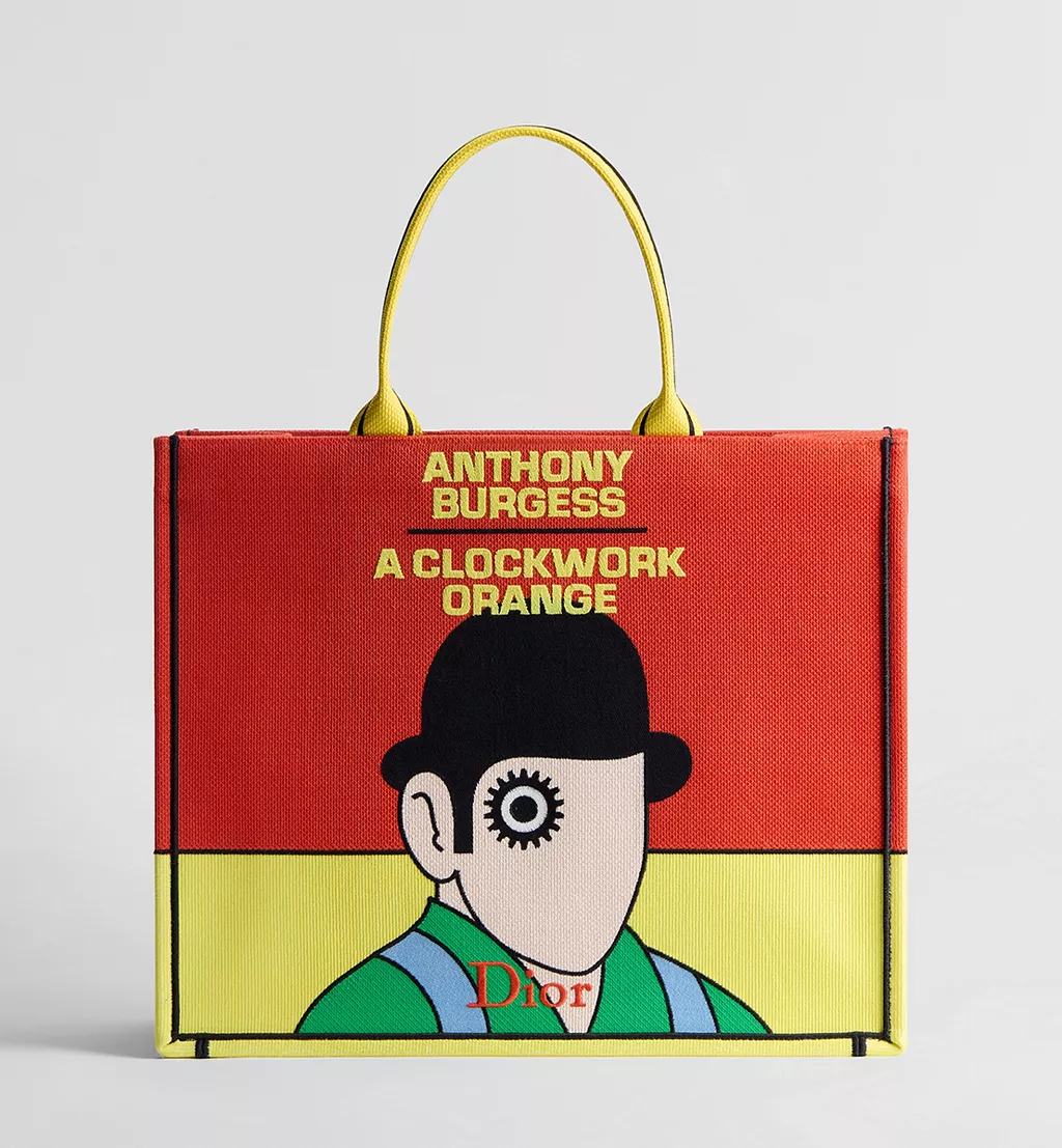 Dior Book Tote N&auml;r en bok blir mode113