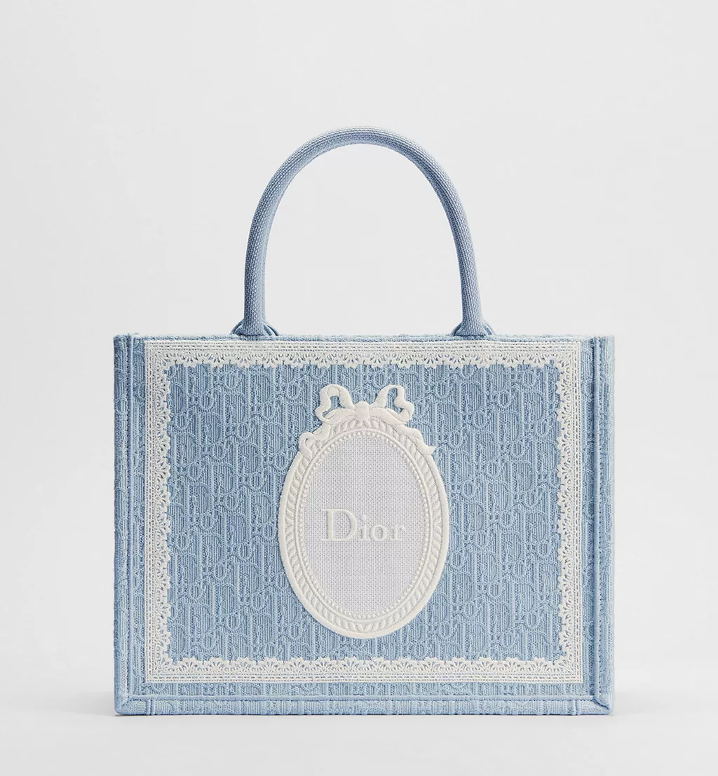 Dior Book Tote N&auml;r en bok blir mode61