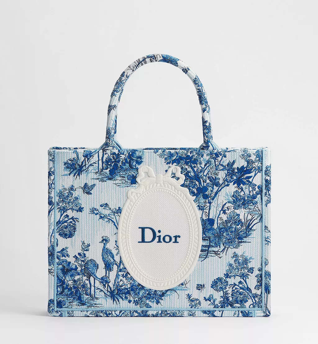 Dior Book Tote N&auml;r en bok blir mode65