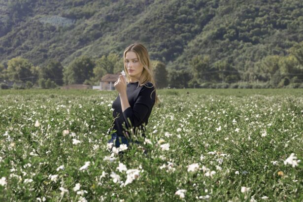 Margot Robbie I Grasse Avslöjar Hemligheterna Bakom Chanel N°5 2